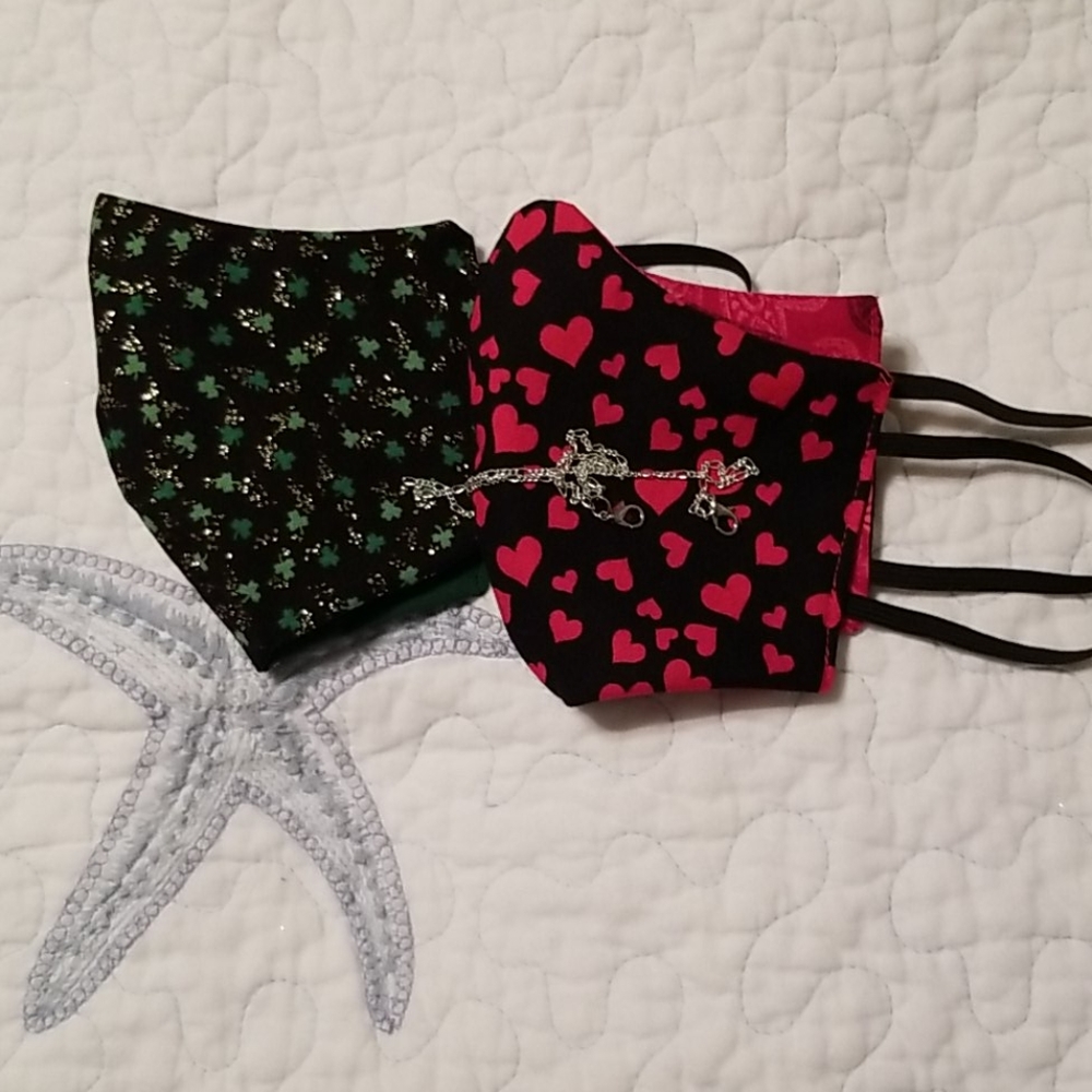 Trio of holiday facemask and free touchkey - Picture 7 of 9